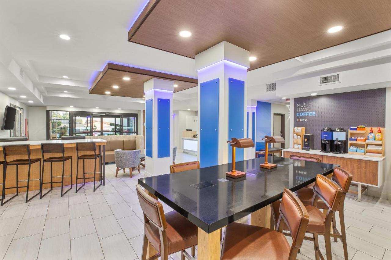 Holiday Inn Express & Suites Tacoma By Ihg Exterior foto